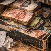 ¿Existe un límite de⁣ dinero (pesos mexicanos) que puedes guardar sin‌ declarar al SAT de mexico? realistic photo of, award winning photograph, 50mm